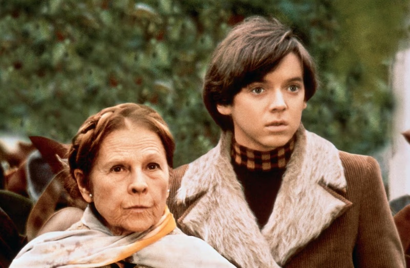 A photo of the two stars of Harold and Maude: an older woman and a young man. standing together